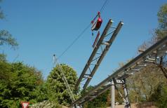 Montage Schrägaufzug Schlossberg in Freiburg, die 4 to schweren Fahrbahnelemente werden mit der Seilbahn millimetergenau montiert. 